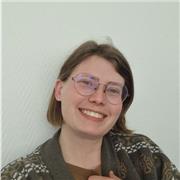 Professeur particulier donne cours de soutien scolaire aux élèves de primaire en difficultés